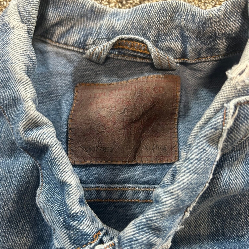 Vtg Levis 70507 Denim Trucker Jacket Mens XL Blue Fair Distressed 90s 4-Pocket - Picture 2 of 5
